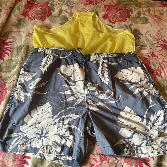TOMMY BAHAMA Size Large Swim Trunks Hawaiian Hibiscus Flower PalmLeaf  Suble Hue - Picture 8 of 16